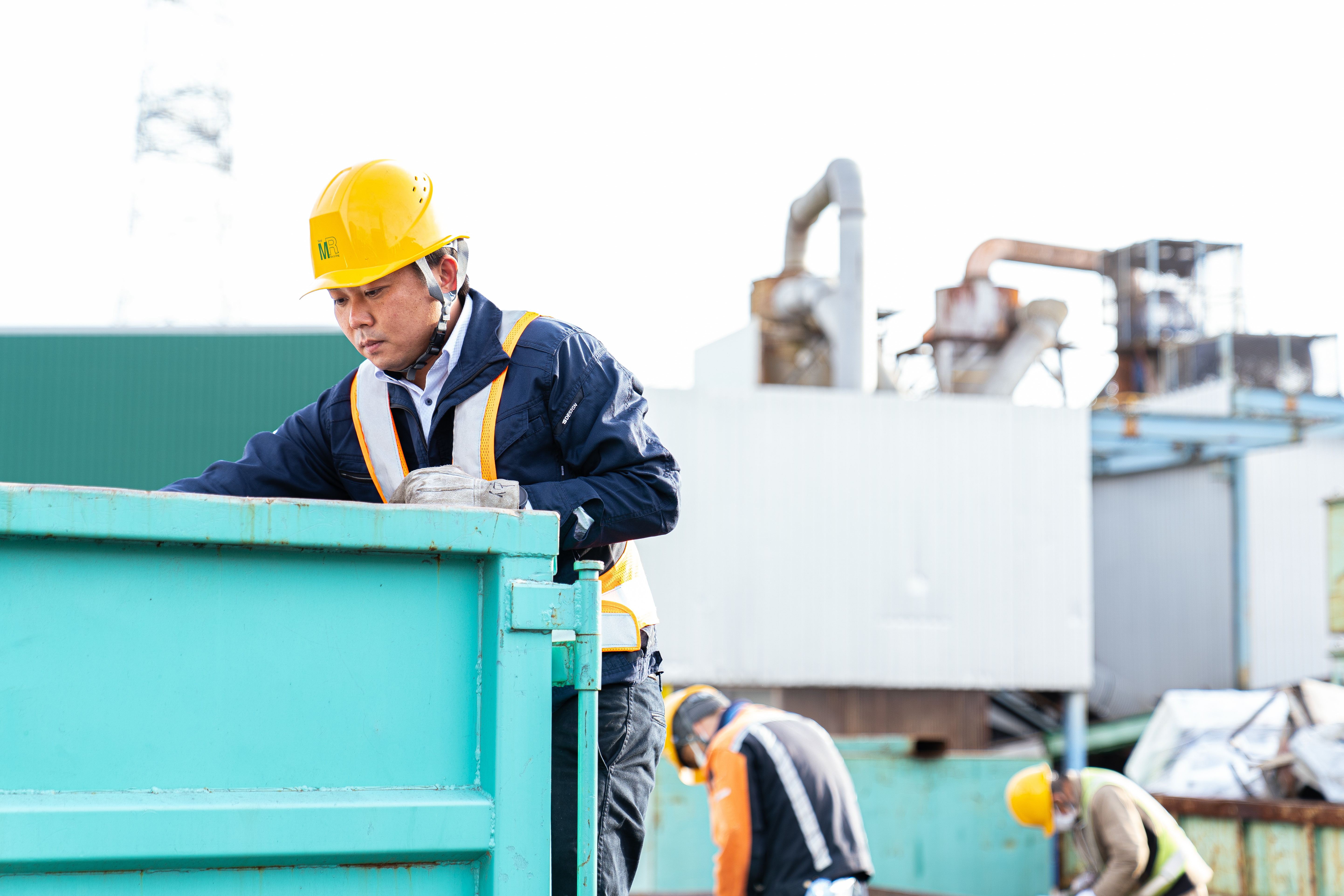 上は作業着、下はチノパン。営業っぽくない、営業です。